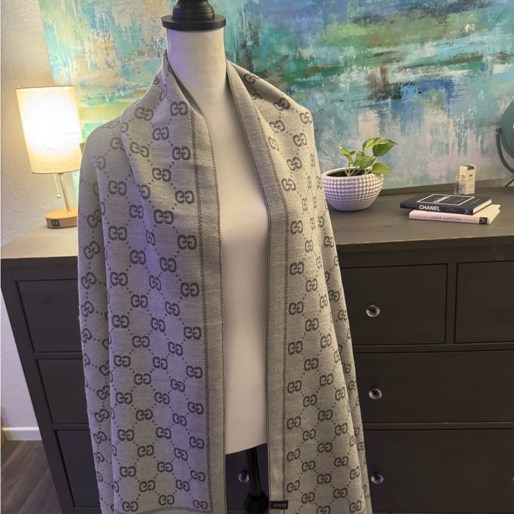 Gucci Light Gray GG Patterned Scarf - Picture 4 of 10